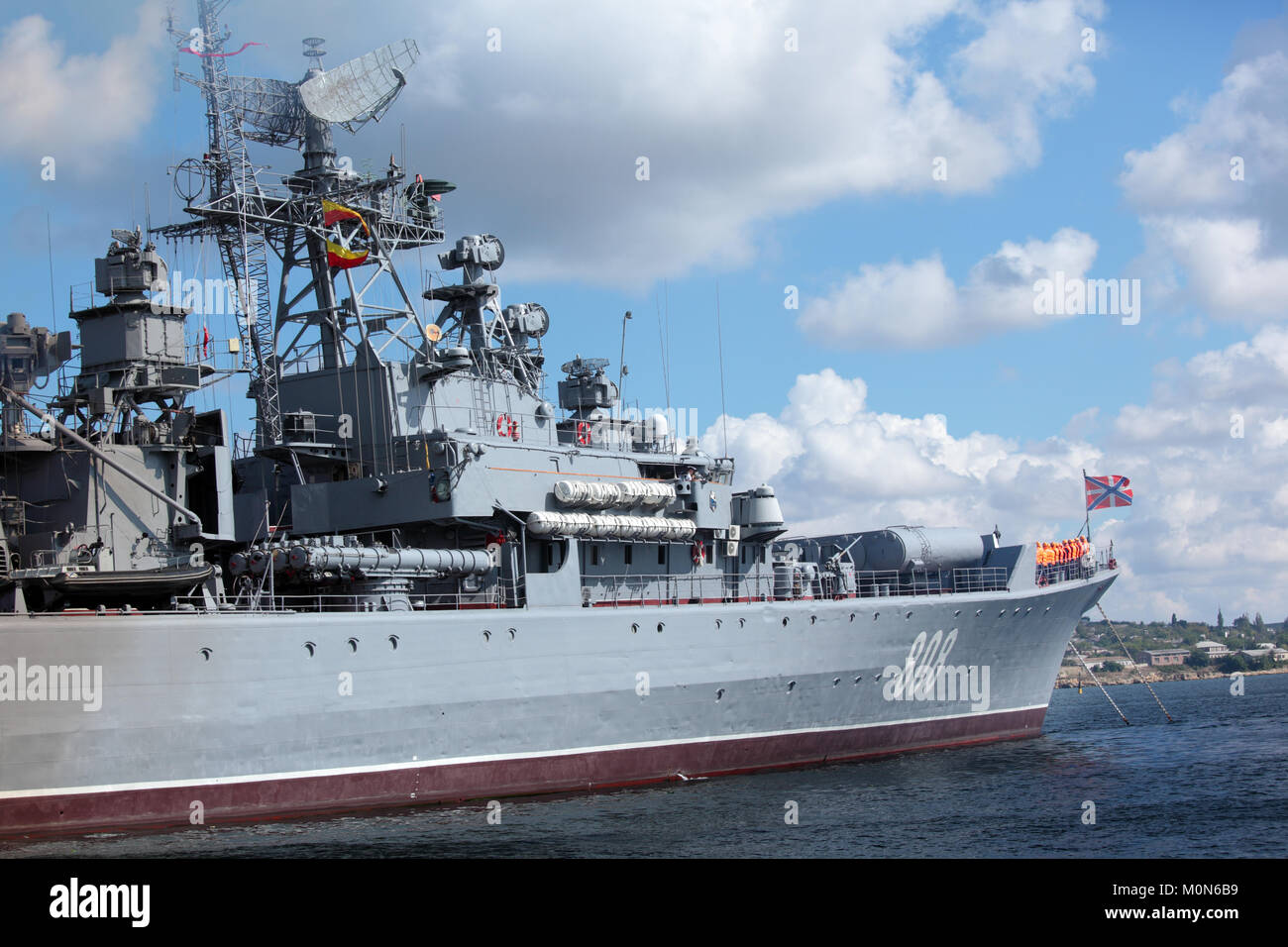 Sébastopol, en Crimée, Ukraine - le 17 août 2012 : les marins sur le pont de la frégate russe "Pytlivy". Construit à Kaliningrad en 1981, la frégate inclus dans Banque D'Images