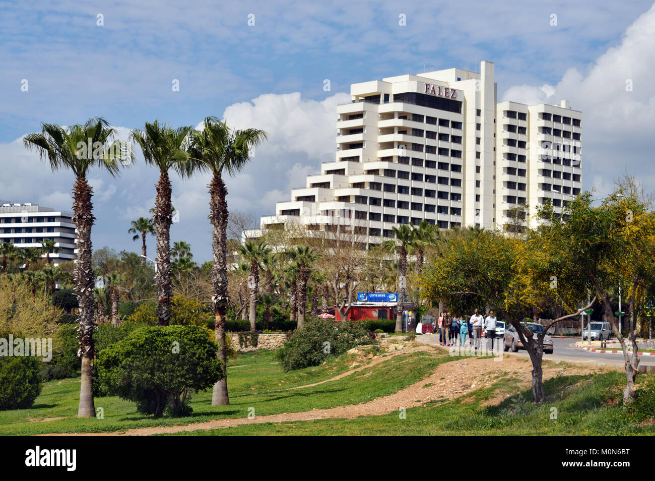 Antalya, Turquie - 26 mars 2014 : les uns flânant contre l'Falez Hotel. Cet hôtel de 5 étoiles offre à ses clients 342 chambres, spa, po Banque D'Images