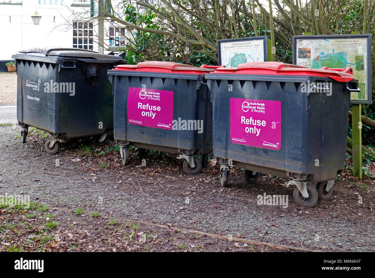 Une ligne de poubelles par Rockland Staithe sur les Norfolk Broads à Rockland St Mary, Norfolk, Angleterre, Royaume-Uni, Europe. Banque D'Images