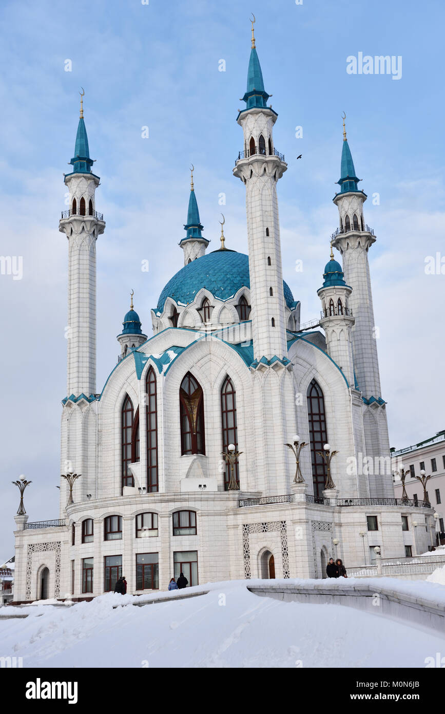 Kazan, Russie - 4 janvier 2015 : les personnes de moins de la mosquée de Sharif Qv Kremlin de Kazan. Il a été construit en 1996-2005 à la mémoire du légendaire 16e siècle Banque D'Images