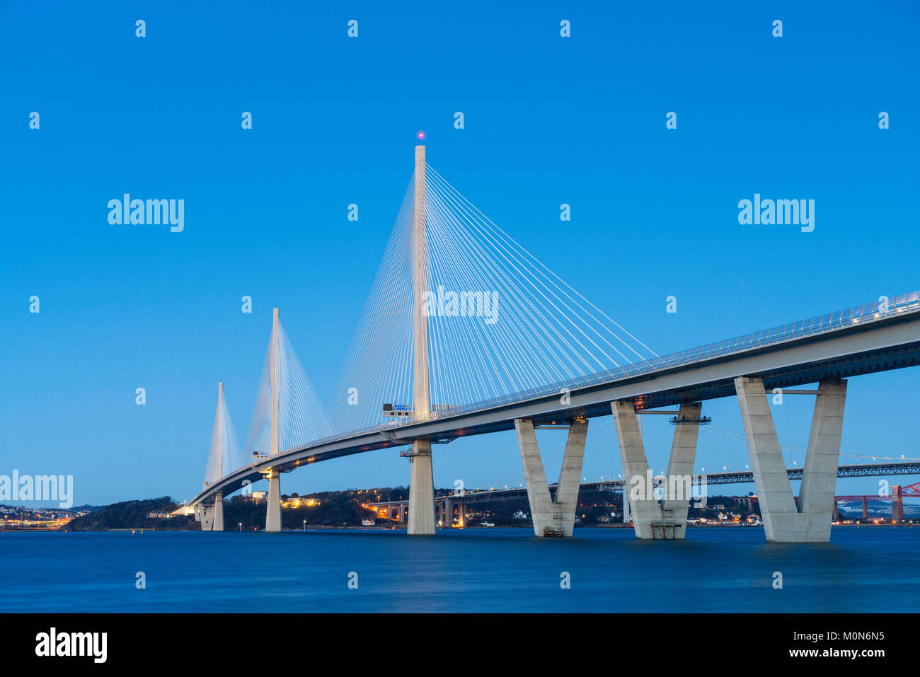 Crépuscule sur nouveau Queensferry Crossing bridge enjambant la rivière Forth à South Queensferry, Ecosse, Royaume-Uni. Banque D'Images