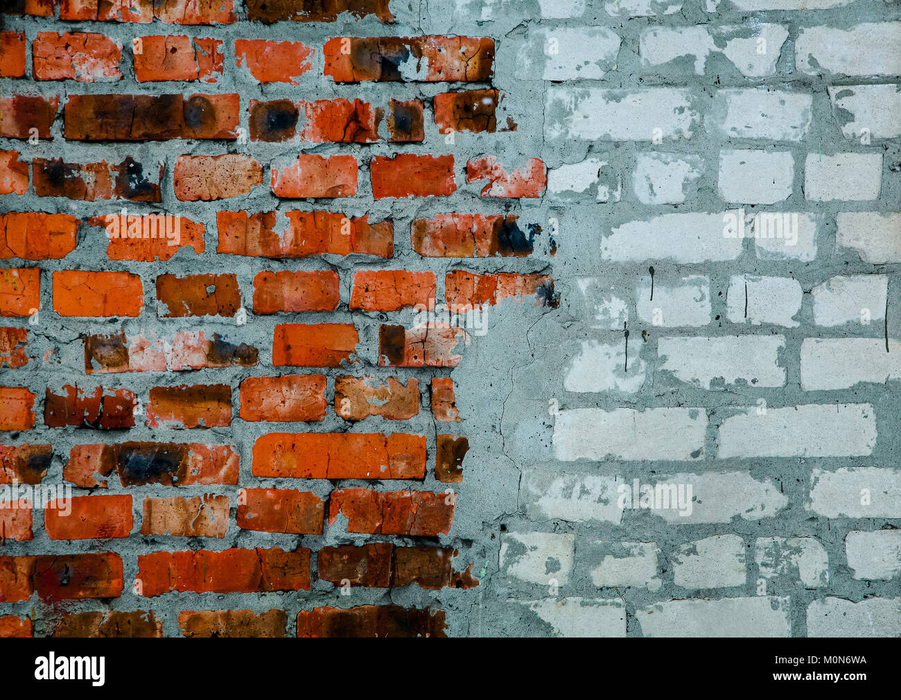 Fragment de l'ancien mur de briques avec des briques blanches et rouges. Banque D'Images