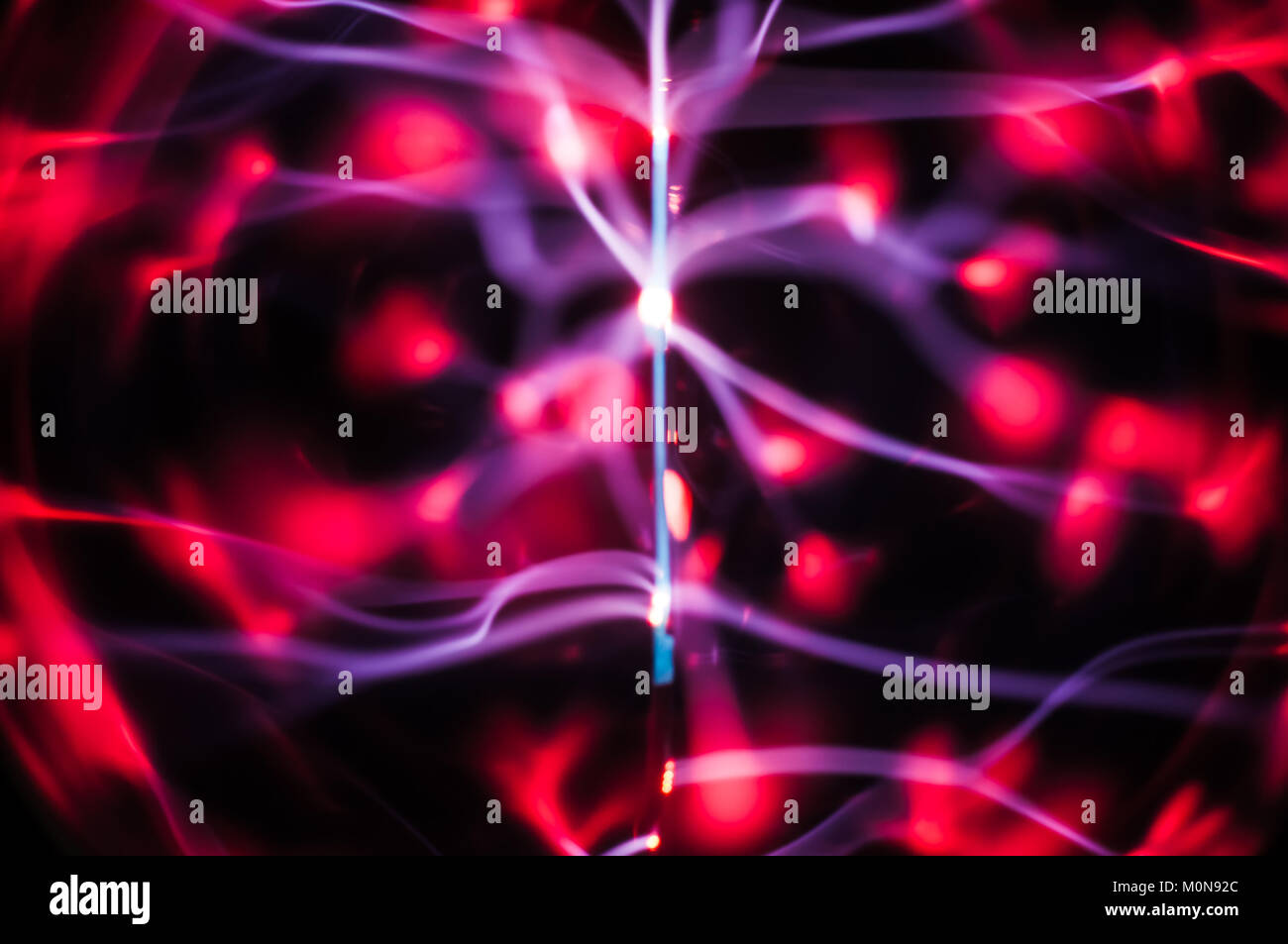 Résumé : La science gaz plasma chevrons et traces dans le noir Banque D'Images