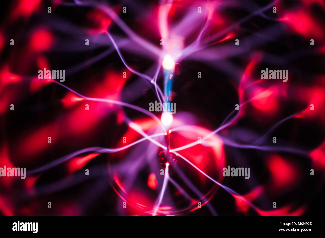 Résumé : La Science des faisceaux lumineux de plasma sur noir Banque D'Images