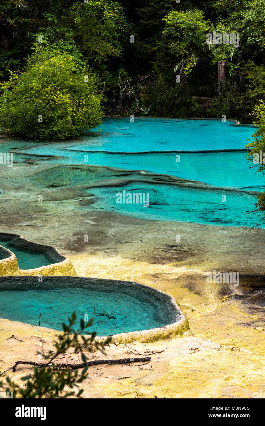 Le Parc National de Huanglong, Sichuan, Chine, célèbre pour ses piscines colorées formées par les dépôts de calcite. Située à plus de 3000m d'altitude, c'est un l'UNES Banque D'Images
