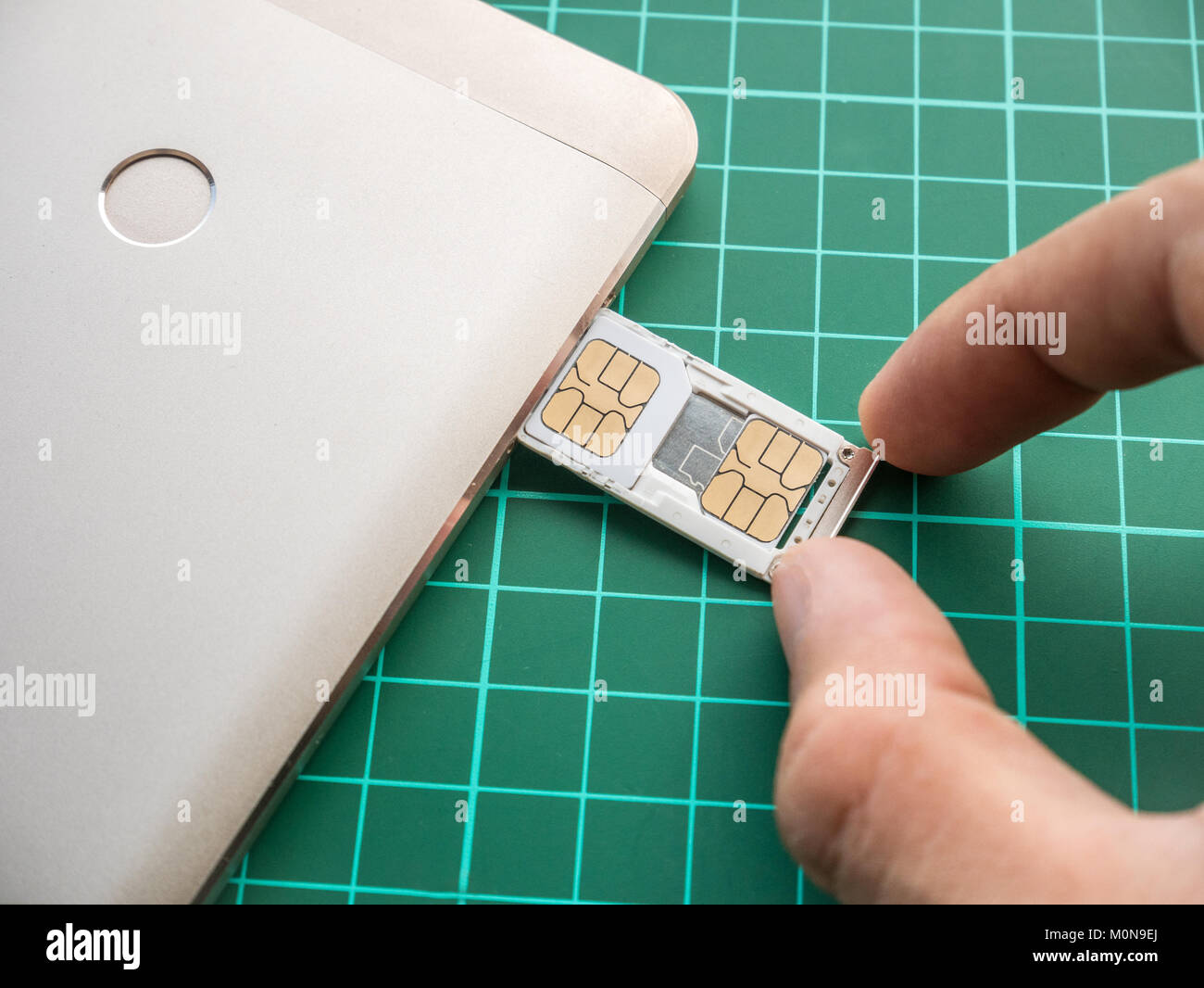 Carte SIM rempli de Nano SIM et Micro SIM poussé avec la main Banque D'Images