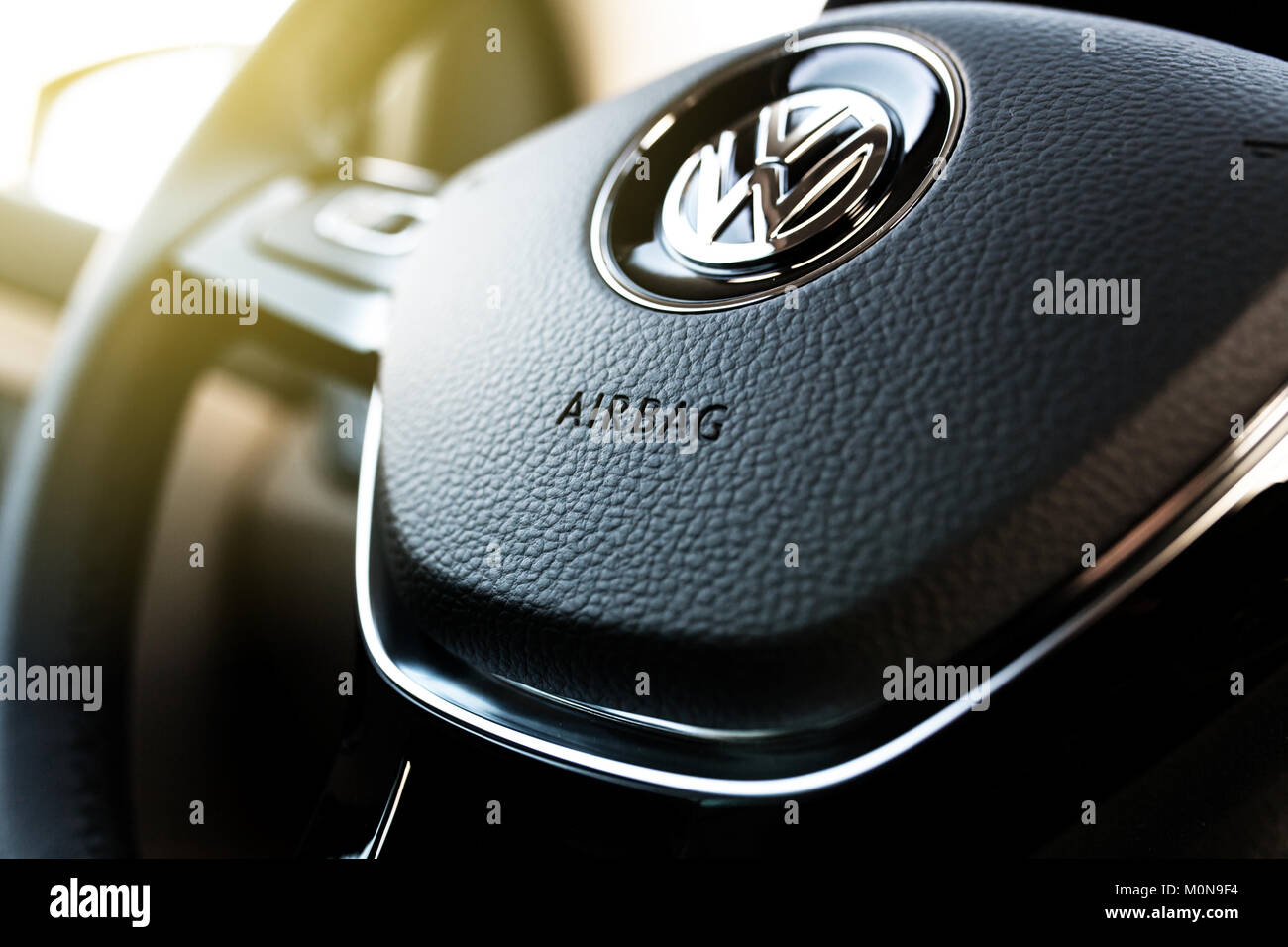 Volant d'une voiture moderne Banque D'Images