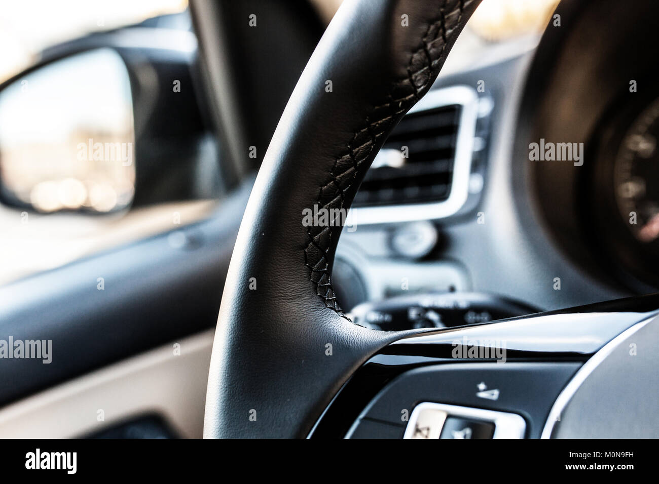 Volant d'une voiture moderne Banque D'Images