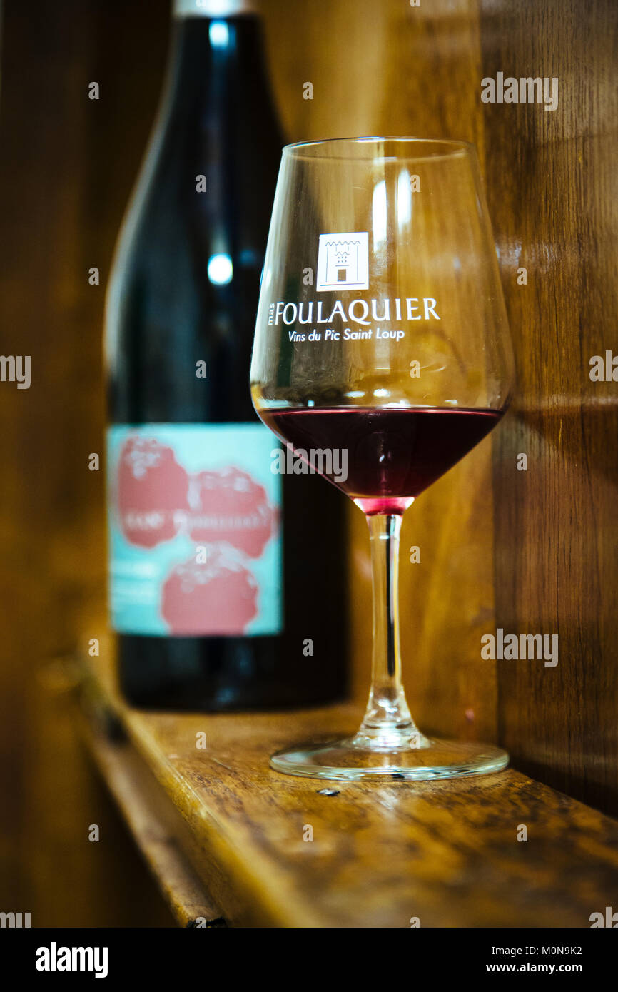 Claret (Sud de la France) : viticole 'Le Mas Foulaquier Pic Saint-Loup, des vins AOP. Verre et bouteille de vin rouge Banque D'Images