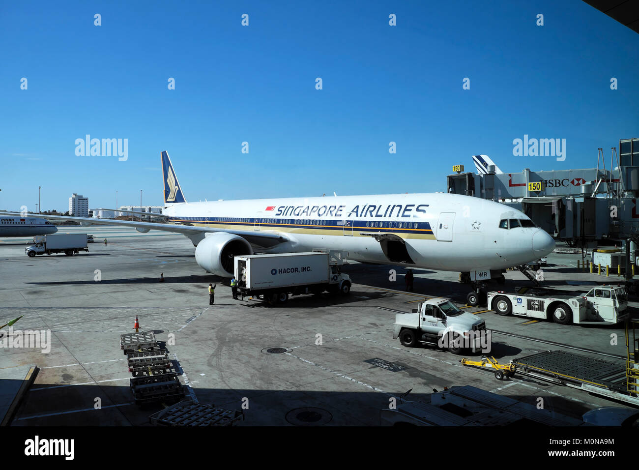 Un avion de Singapore Airlines Comité permanent sur l'aire de se préparer pour le décollage de l'aéroport LAX à Los Angeles, California USA KATHY DEWITT Banque D'Images