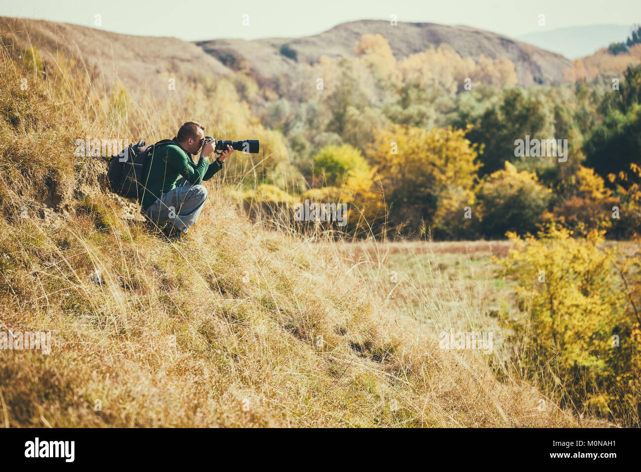 Photographe à prendre des photos en montagne en automne. Banque D'Images