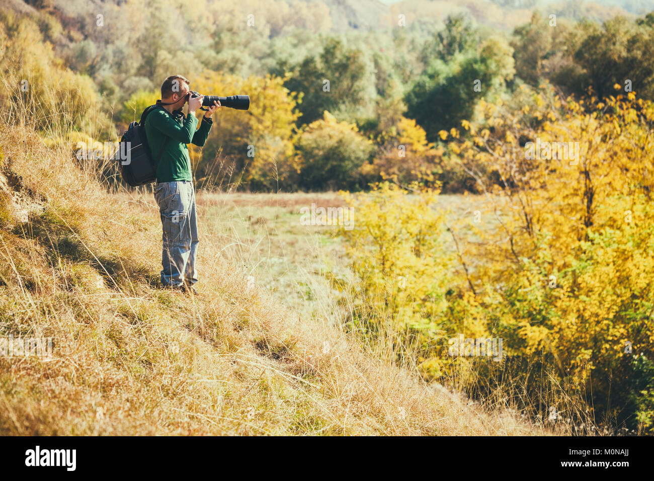 Photographe à prendre des photos en montagne en automne. Banque D'Images