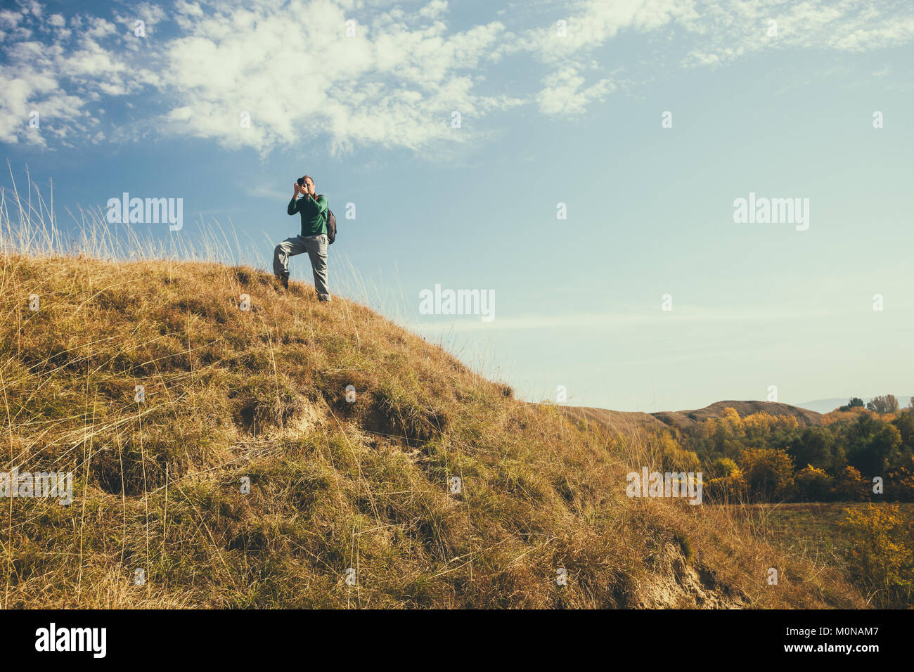 Photographe à prendre des photos en montagne sur les jours ensoleillés. Banque D'Images