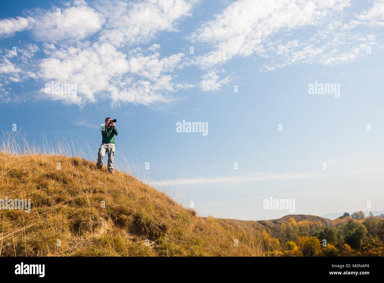 Photographe à prendre des photos en montagne sur les jours ensoleillés. Banque D'Images