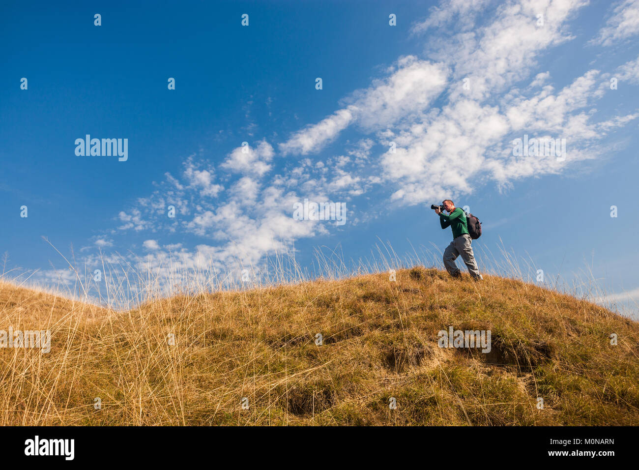 Photographe à prendre des photos en montagne sur les jours ensoleillés. Banque D'Images