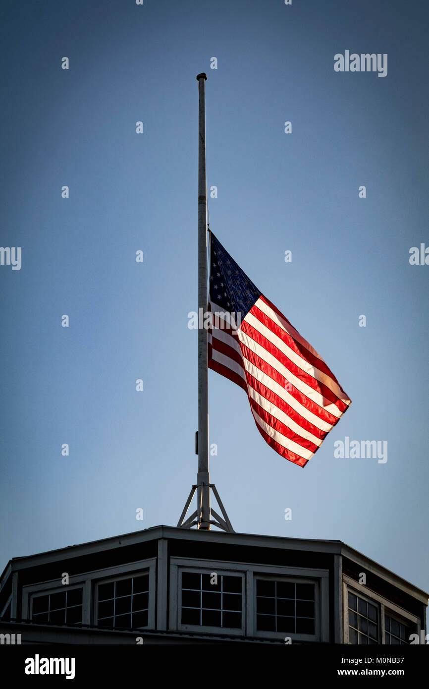 Drapeau rouge blanc et bleu en berne Banque de photographies et d’images à haute résolution Alamy
