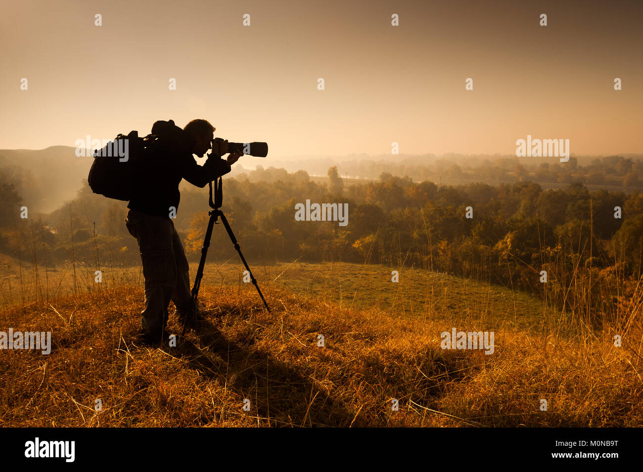 Silhouette de photographe de prendre des photos de paysage dans la matinée. Banque D'Images