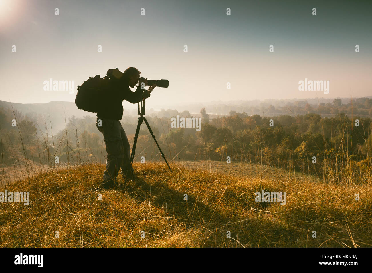 Silhouette de photographe de prendre des photos de paysage dans la matinée. Banque D'Images