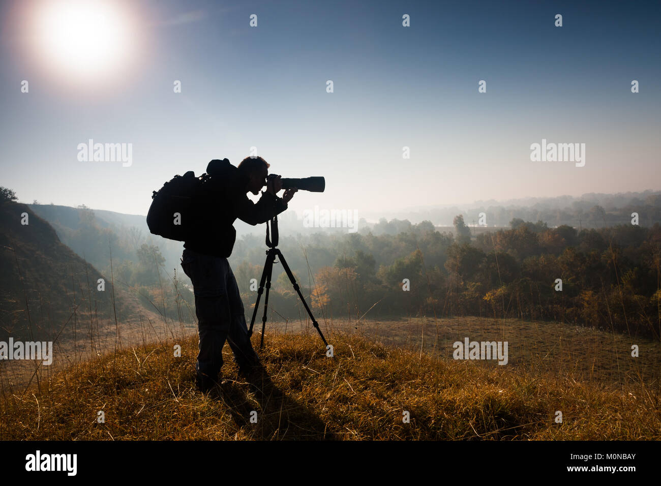 Silhouette de photographe de prendre des photos de paysage dans la matinée. Banque D'Images