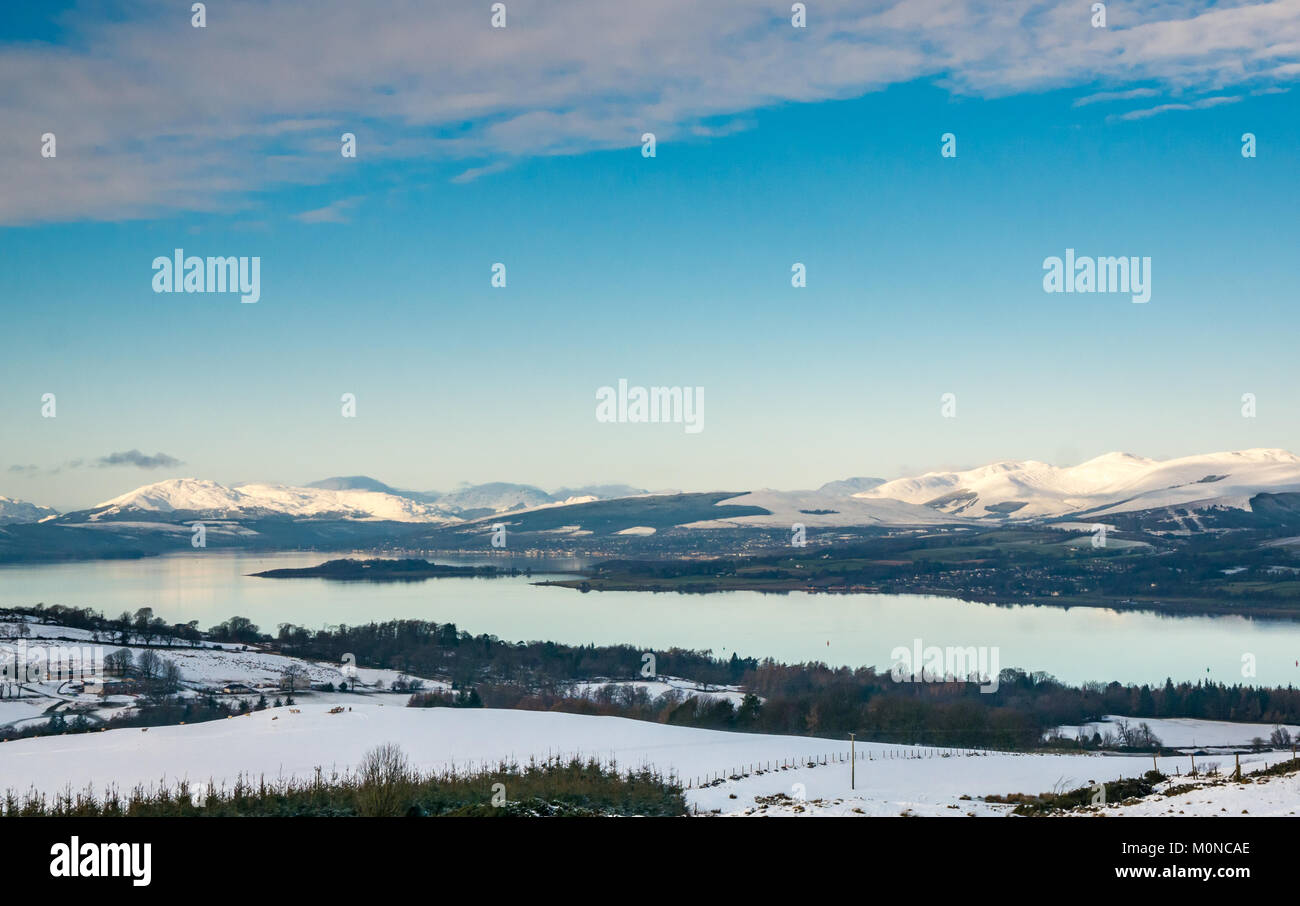 Scène d'hiver de Clyde River à Gare Loch à partir de la colline au-dessus de Langbank, avec ses montagnes couvertes de neige, ciel bleu et l'eau calme, Strathclyde, Écosse, Royaume-Uni Banque D'Images