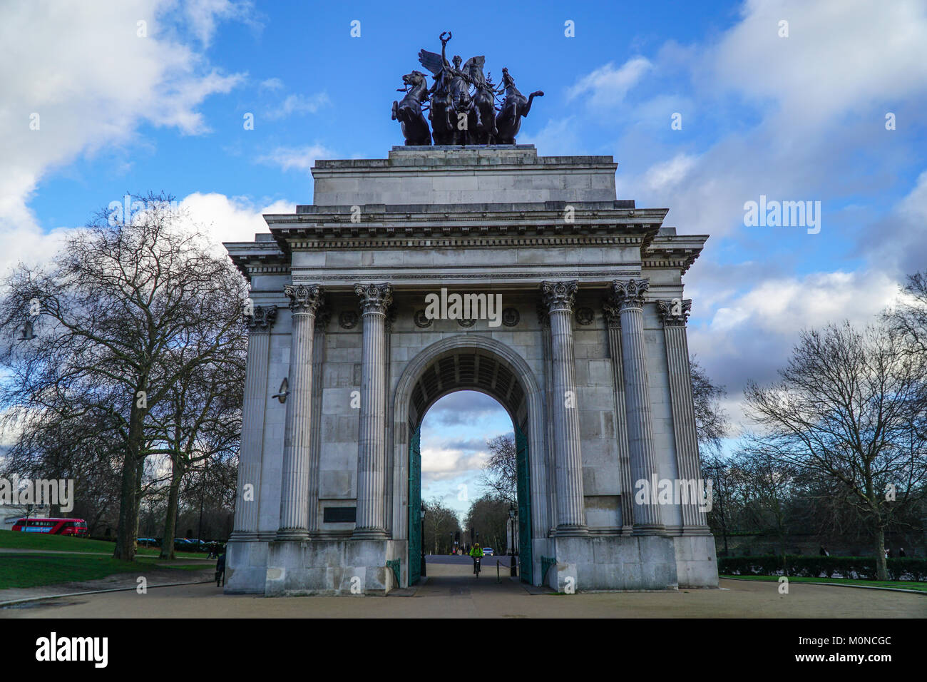 Constitution ou Wellington Arch Arch est un arc de triomphe situé à au sud de Hyde Park à Londres. Ciel nuageux spectaculaires. Banque D'Images