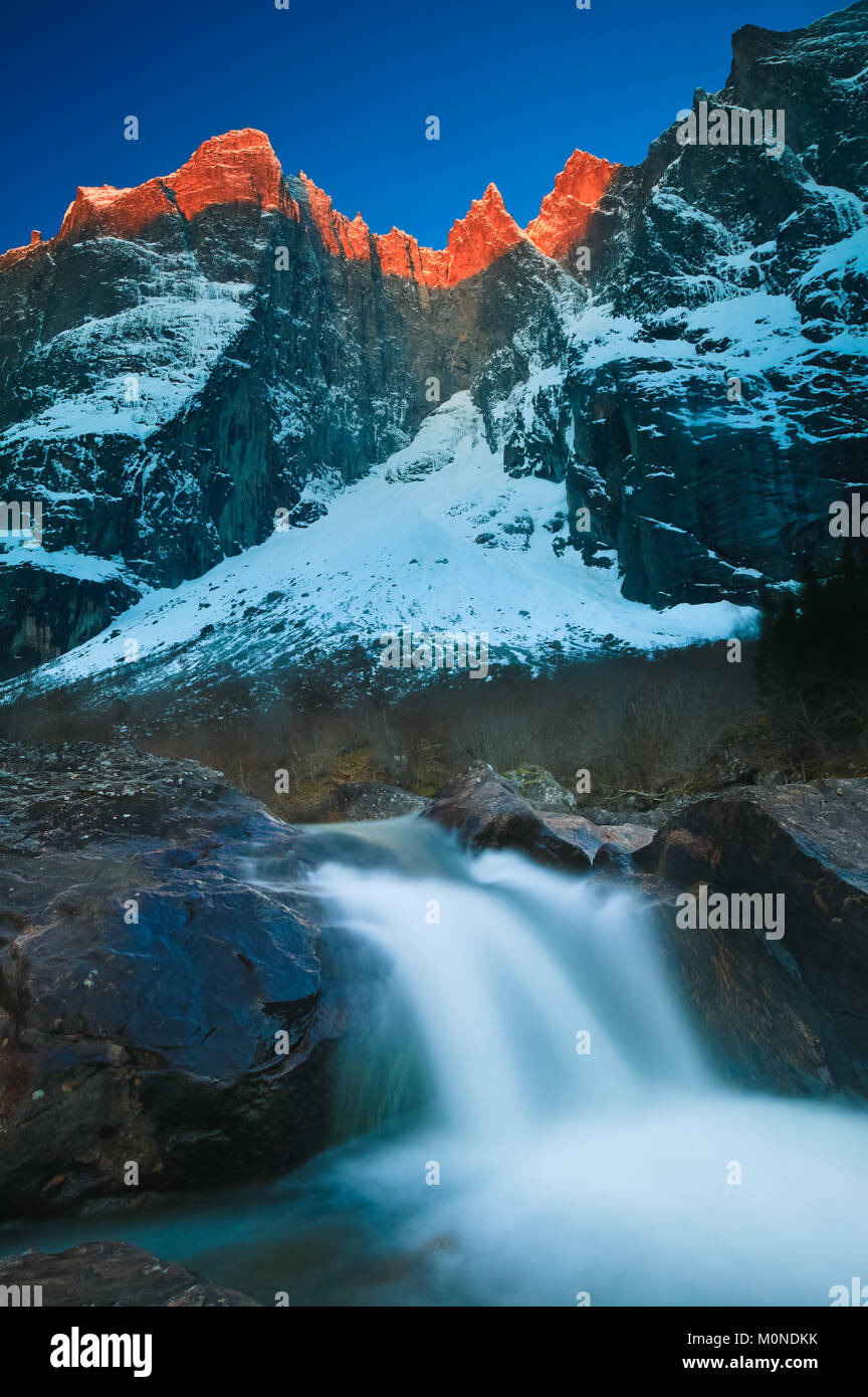 Début d'hiver matin alpenglow sur Trollveggen, ou le mur de Trollette, et les sommets Trolltindene dans la vallée de Romsdalen, Møre og Romsdal, Norvège. Banque D'Images