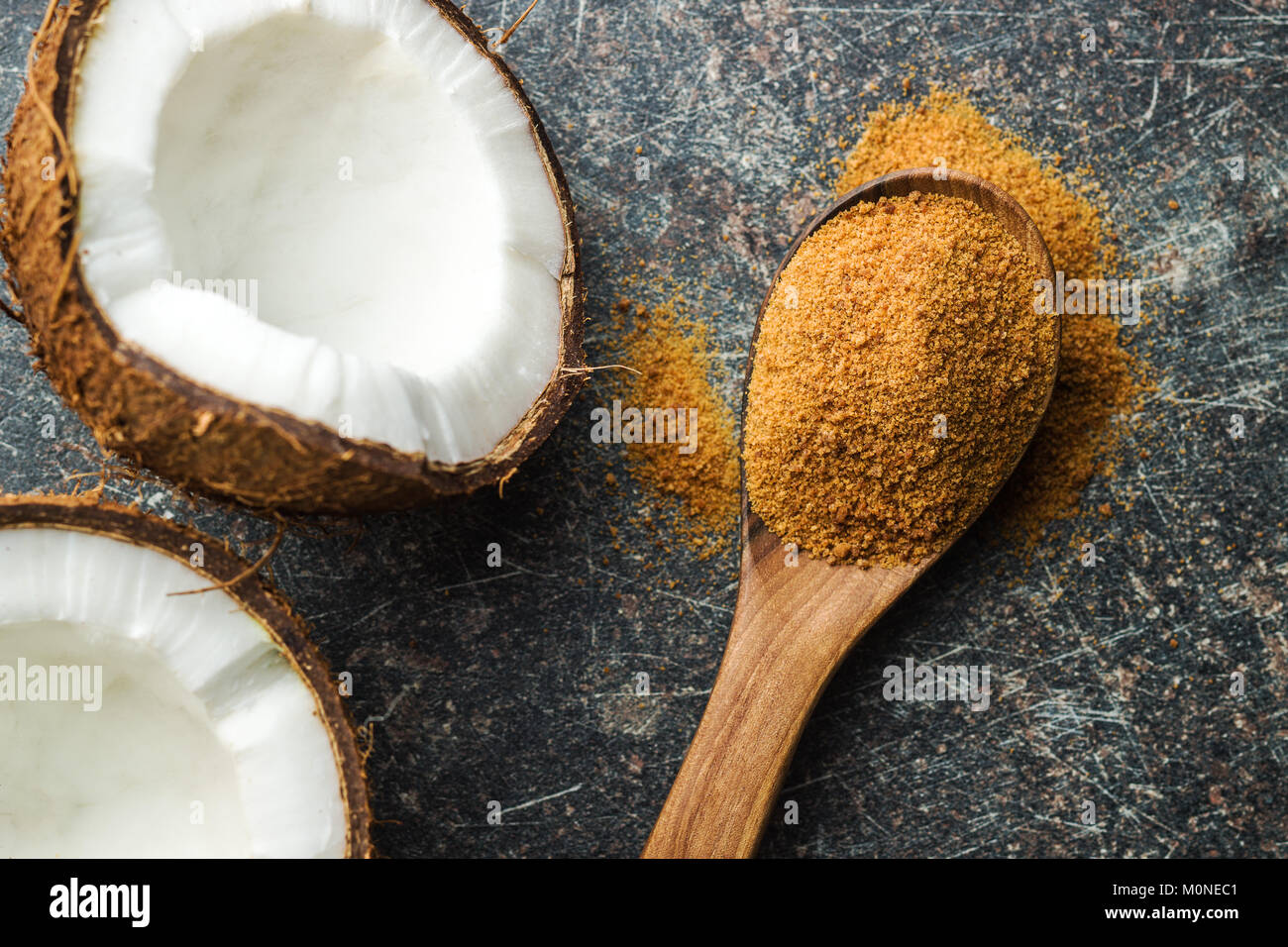 Sucre de coco sucré en cuillère. Banque D'Images