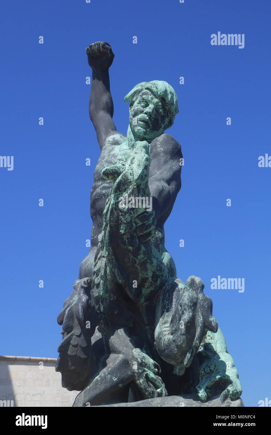 Statue de Saint Georges terrassant le dragon, à la base du monument de la liberté, La Citadelle, la colline Gellert, Budapest, Hongrie Banque D'Images