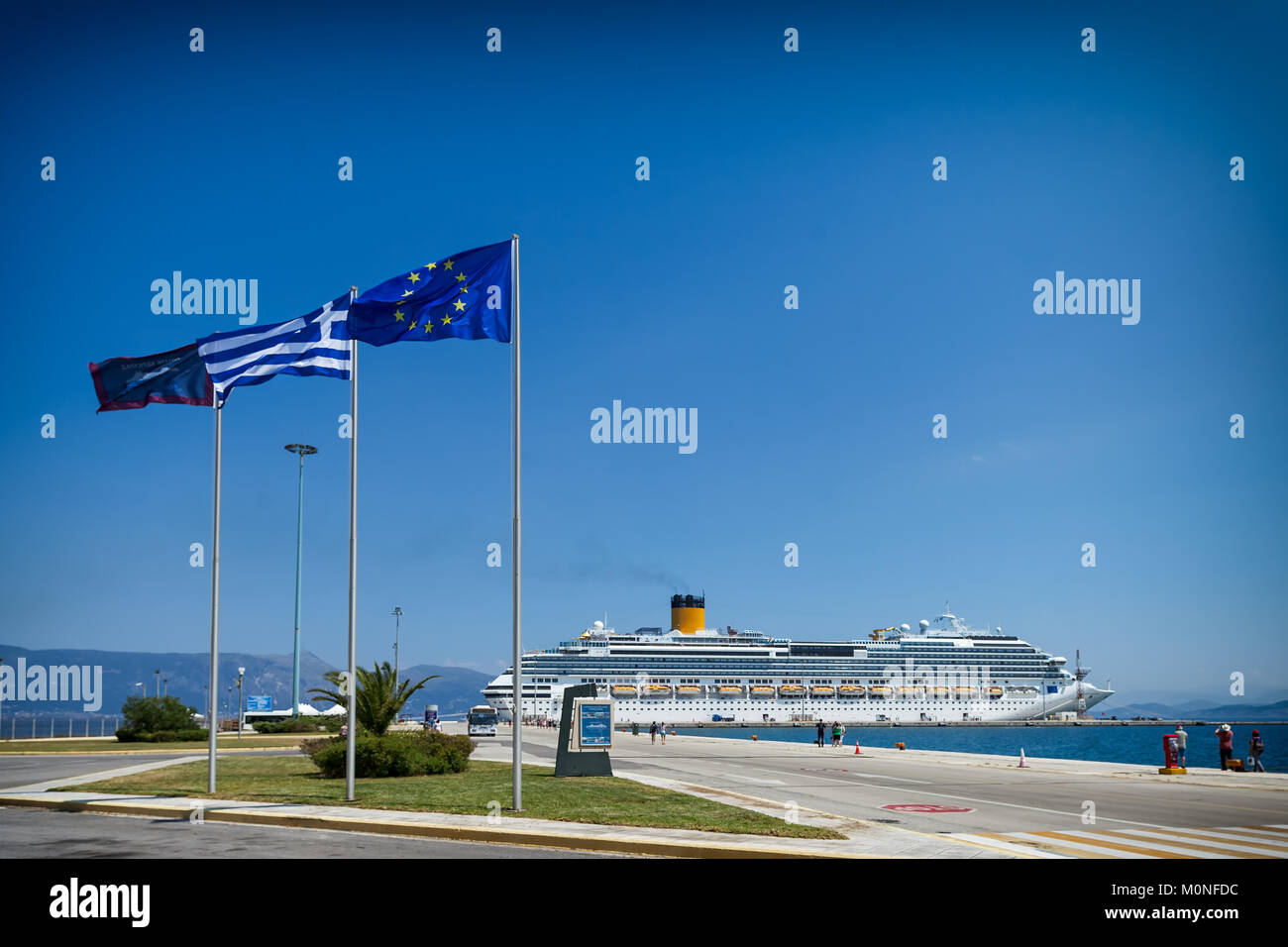 Navire de croisière de luxe ancrés au port au matin, îles grecques, Grèce Banque D'Images