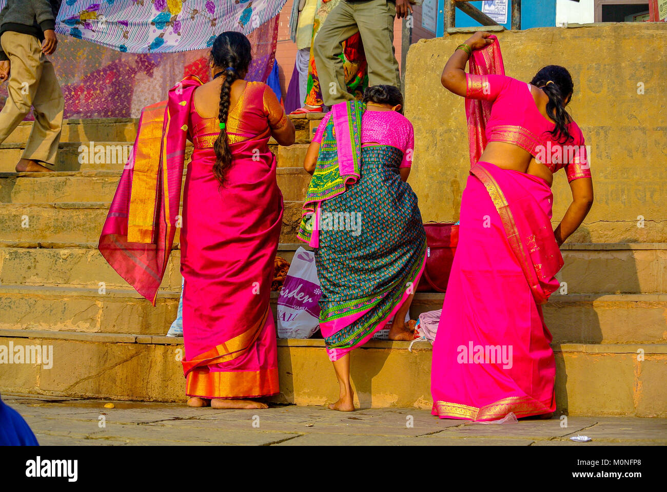 Pèlerins d'Indiennes en sari coloré, de vêtements traditionnels indiens, Varanasi Inde Banque D'Images