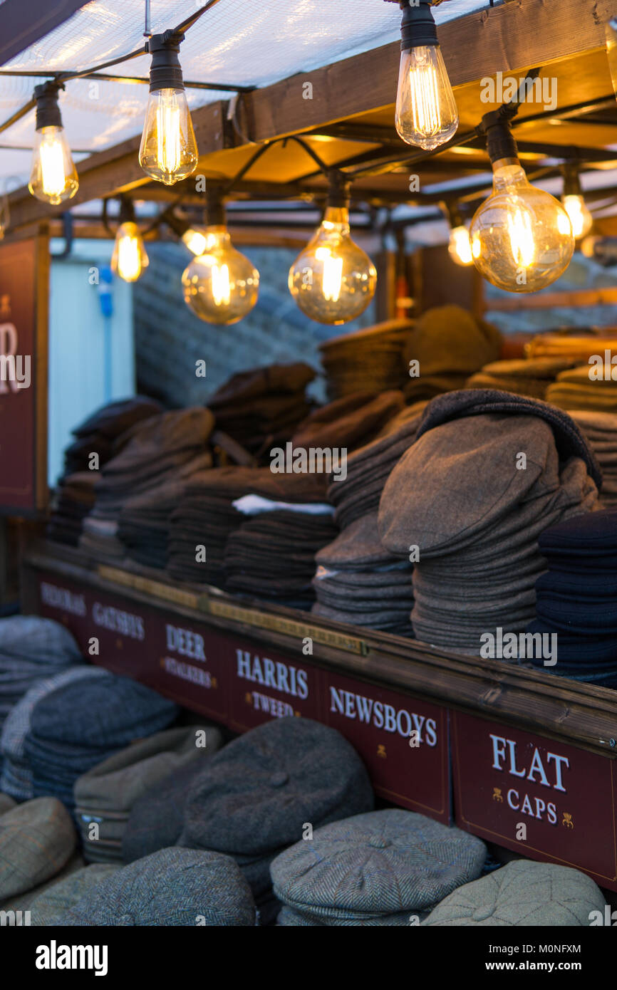 Vieux chapeau traditionnel store sur Camden Market à Londres dans le crépuscule. Banque D'Images