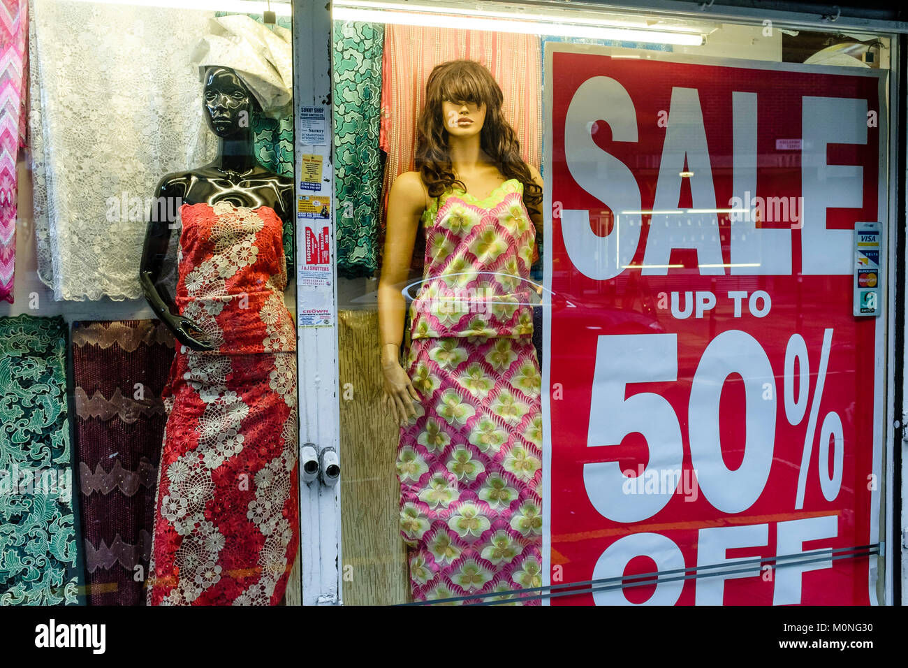 La photographie urbaine de Londres : Londres majestueux, l'usure de la mode africaine et de l'étoffe, jupon Lane market, l'Est de Londres. Banque D'Images
