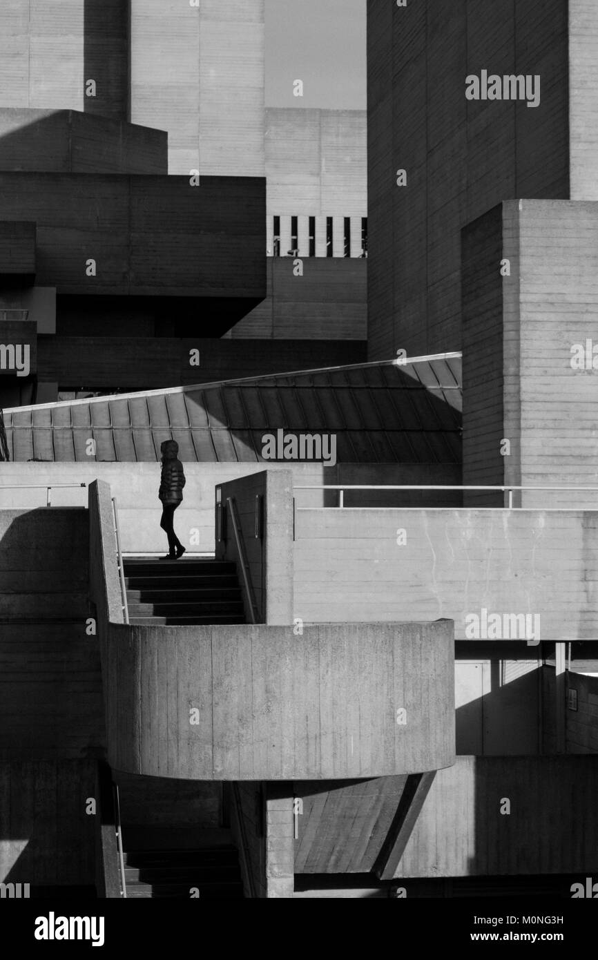 Photographie architecturale londonienne en noir et blanc : vue latérale du Royal National Theatre de Londres, conçu par Denys Lasdun. Banque D'Images