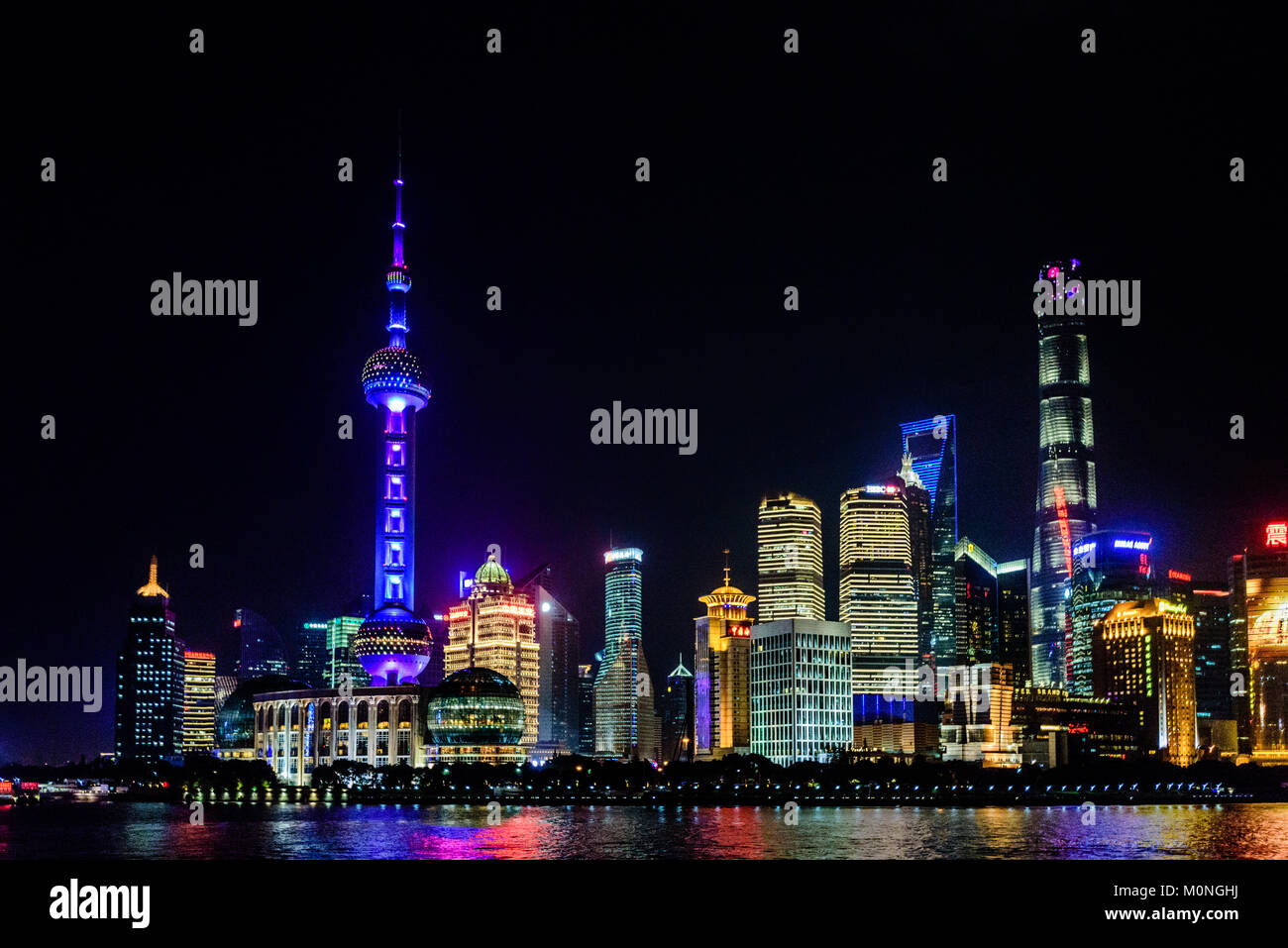 Shanghai, Chine. Le Quartier Financier de Shanghai de nuit, comme vu du Bund à Shanghai, Chine. Credit : Benjamin Ginsberg Banque D'Images