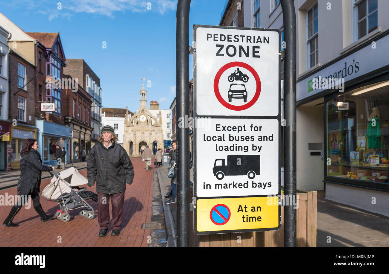 Zone piétonne road sign in South Street, Chichester, West Sussex, Angleterre, Royaume-Uni. Banque D'Images