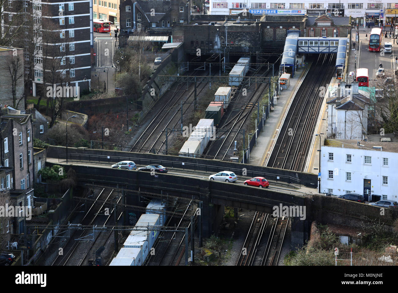 Un train de fret en photo en voyageant à travers le centre de Londres sur le réseau ferroviaire, au Royaume-Uni. Banque D'Images