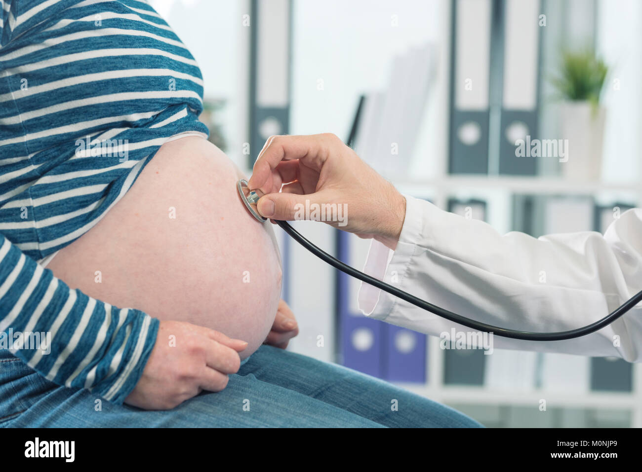 Doctor examining pregnant woman with stethoscope. Le contrôle des soins de santé pendant la grossesse. Banque D'Images