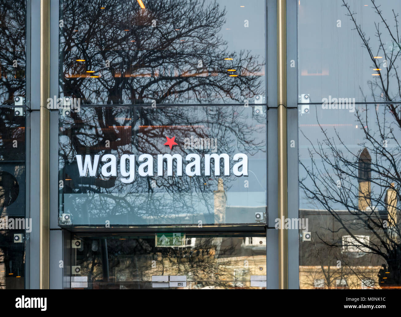Façade de la chaîne Wagamama restaurant, St Andrews Square, Ednburgh, Écosse, Royaume-Uni, avec des reflets de bâtiments dans les fenêtres de verre Banque D'Images
