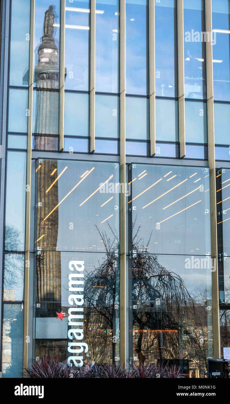 Façade de la chaîne Wagamama restaurant, St Andrews Square, Ednburgh, Écosse, Royaume-Uni, avec des reflets de soleil Melville monument à vitre Banque D'Images