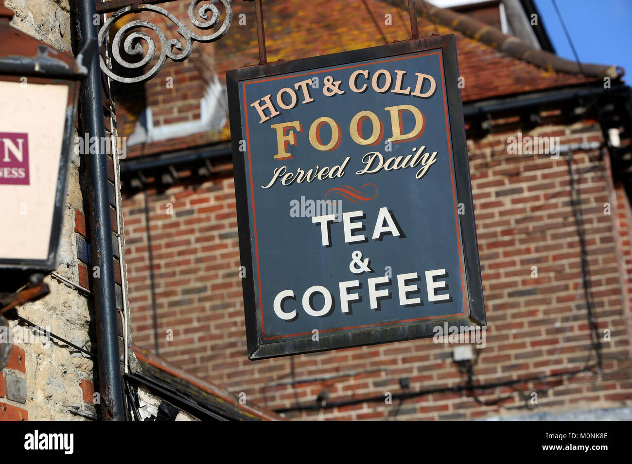 Des plats chauds et froids servis Dailey et thé et café photo signe extérieur d'un bâtiment à Selsey, West Sussex, UK. Banque D'Images