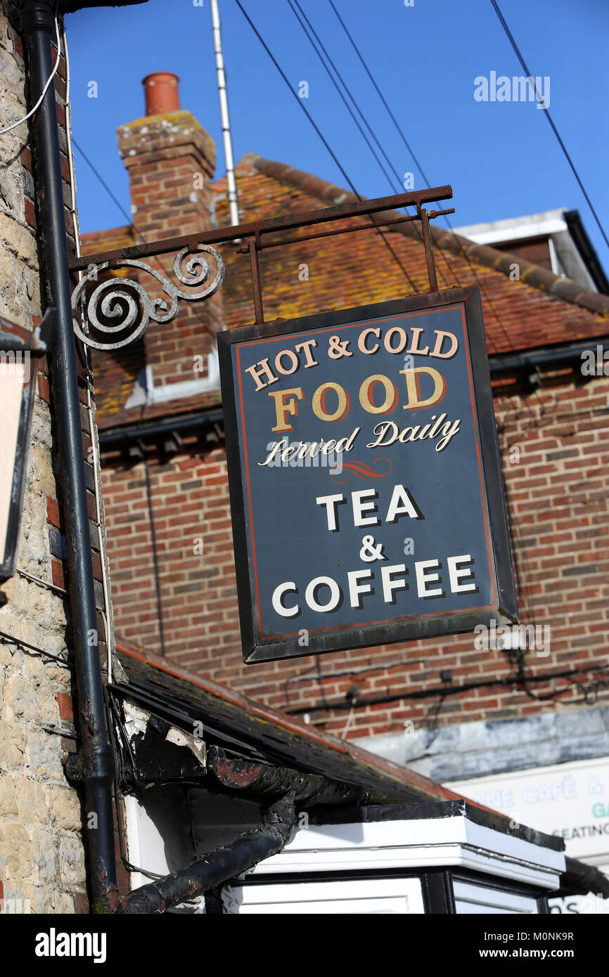 Des plats chauds et froids servis Dailey et thé et café photo signe extérieur d'un bâtiment à Selsey, West Sussex, UK. Banque D'Images