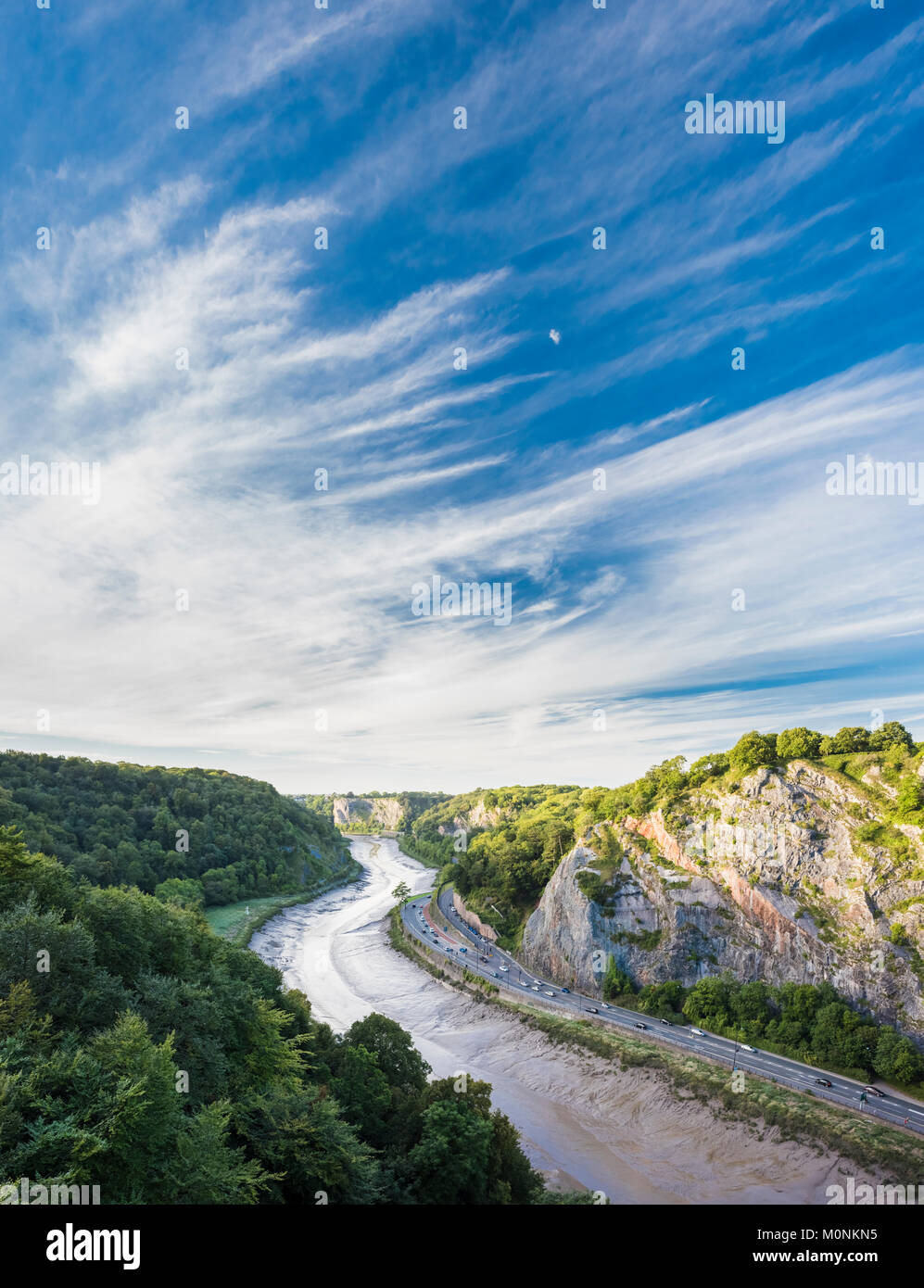 L'Avon Gorge avec la rivière Avon qui coule dans le centre de son canal de très envasés à côté du pont suspendu de Clifton, Bristol, England Banque D'Images