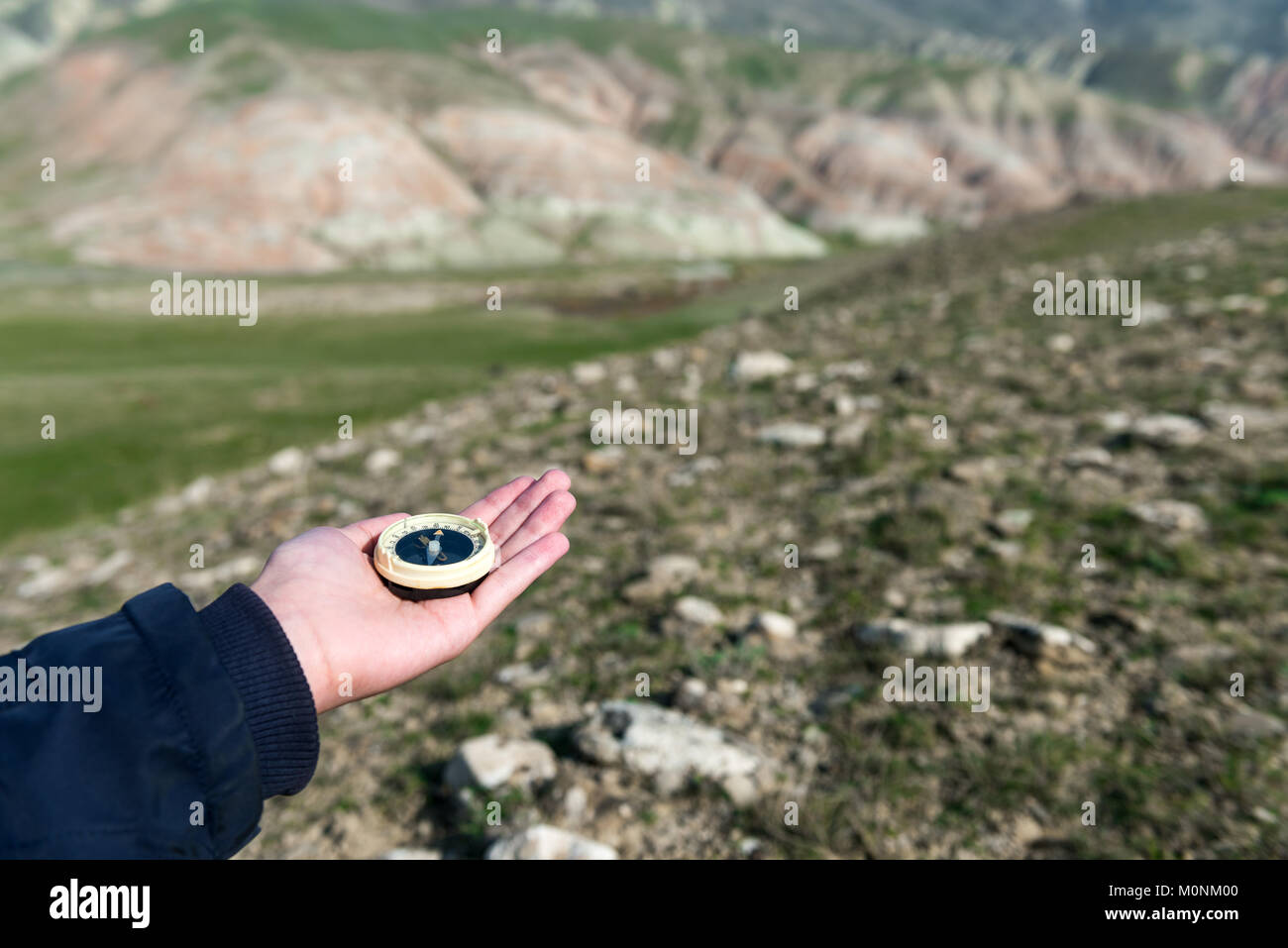 Boussole dans les mains du voyageur Banque D'Images