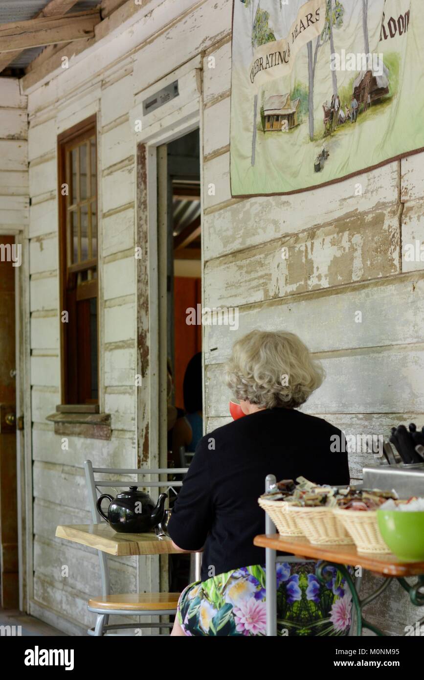 Vieille dame bénéficie d'une tasse de thé à l'Herveys Range Heritage Tea Rooms, Thornton Gap Road, Hervey, Queensland, Australie Banque D'Images