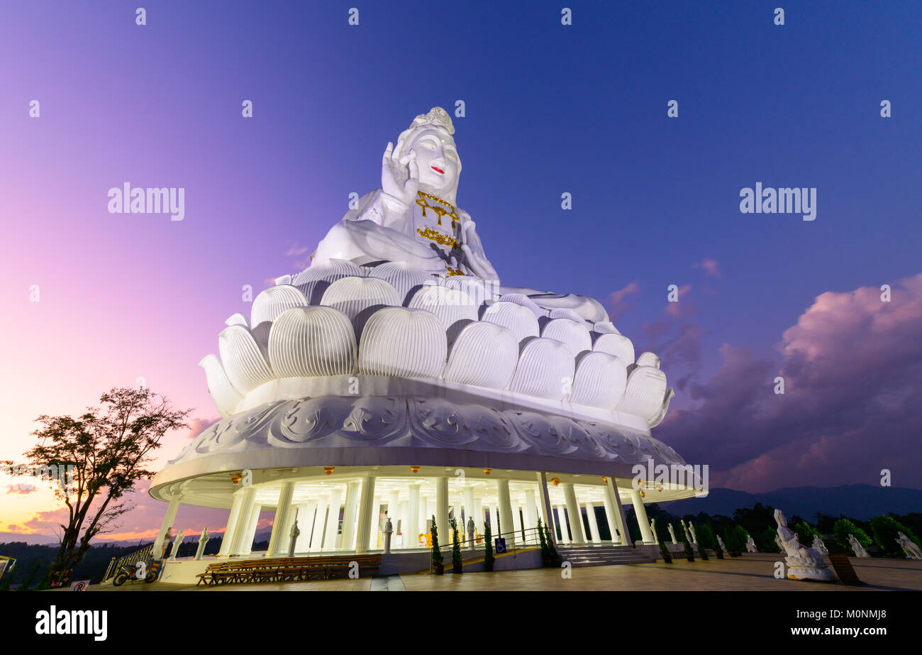 Guan Yin Statue avec twilight à Wat huay pla kang temple, temple