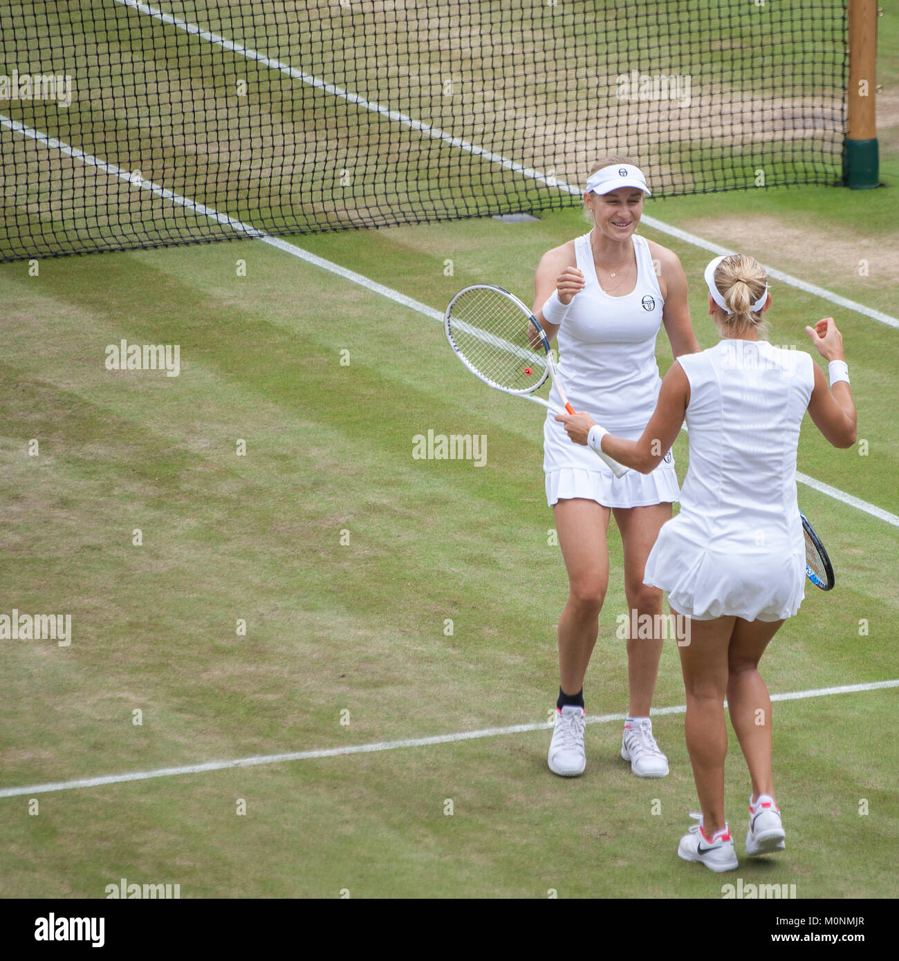 Kim Clijsters invitation doubles invite Chris Quinn des spectateurs lui donnant une jupe à porter. Banque D'Images