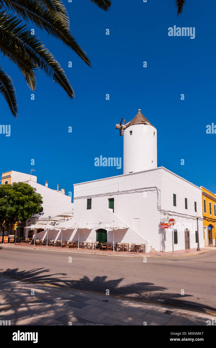 Ancien moulin transformé en un bar café restaurant à ciutadella de menorca , Menorca , Baléares , Espagne Banque D'Images