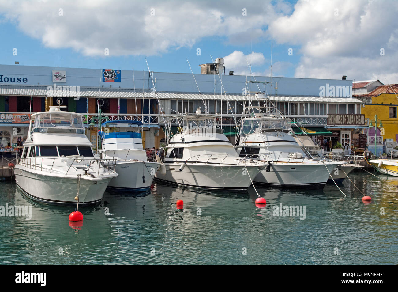 Bridgetown, Barbade, carénage, Caraïbes, Antilles, Constitution River, bateaux amarrés au port de plaisance à moteur Banque D'Images