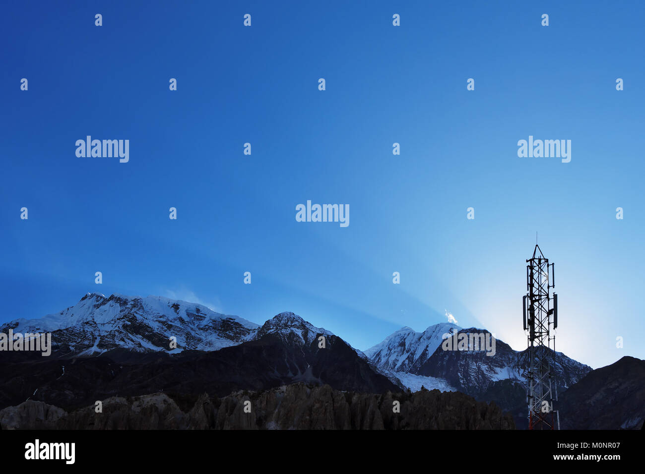 Les rayons du soleil et de l'émetteur cellulaire dans le ciel au-dessus de l'Himalaya, de l'Annapurna 2 dans la région de Manang Banque D'Images Les rayons du soleil et de l'émetteur cellulaire dans le ciel au-dessus de l'Himalaya, de l'Annapurna 2 dans la région de Manang Banque D'Images