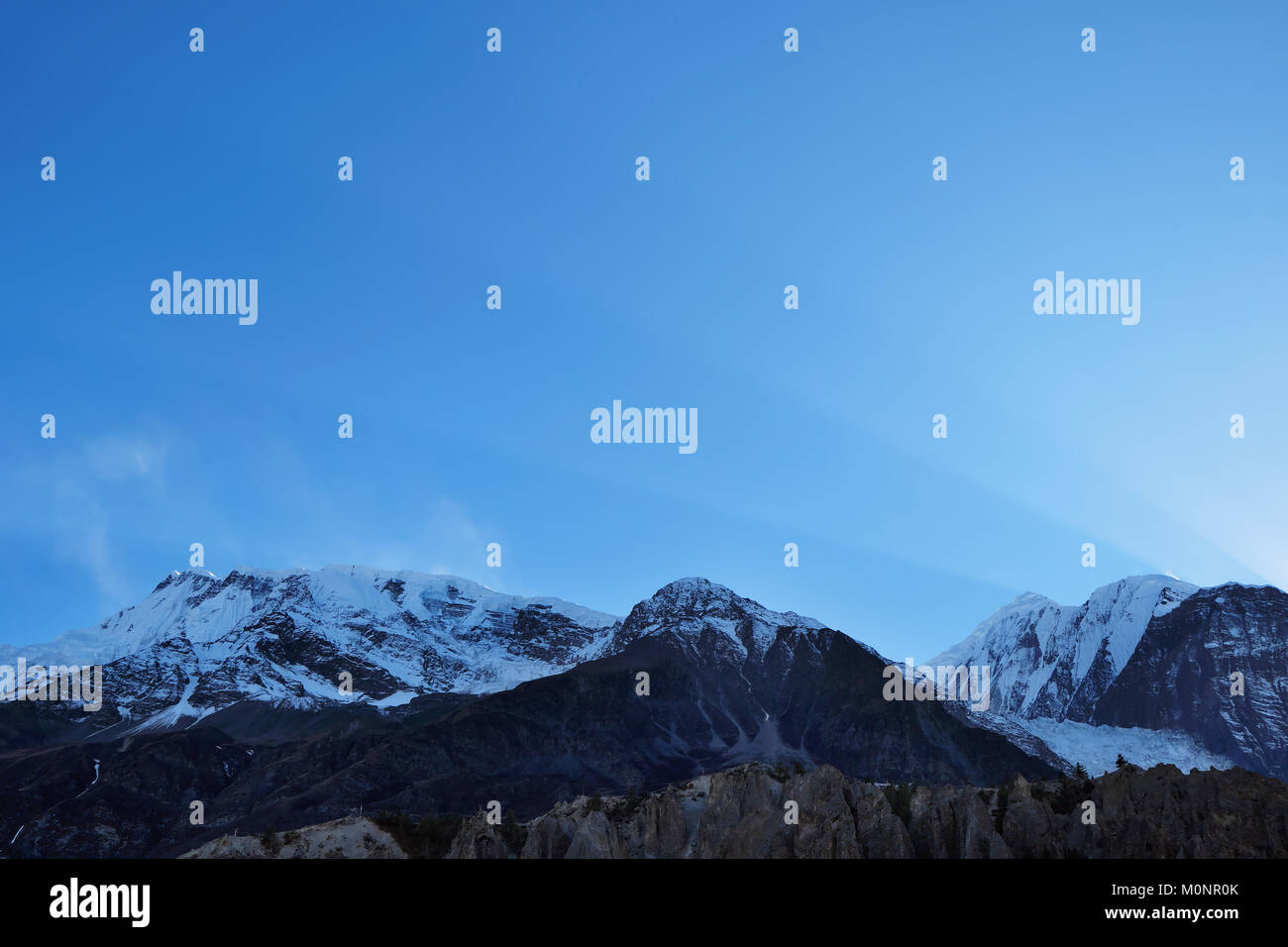 Les rayons du soleil dans le ciel au-dessus de l'Himalaya, de l'Annapurna 2 dans la région de Manang Banque D'Images Les rayons du soleil dans le ciel au-dessus de l'Himalaya, de l'Annapurna 2 dans la région de Manang Banque D'Images
